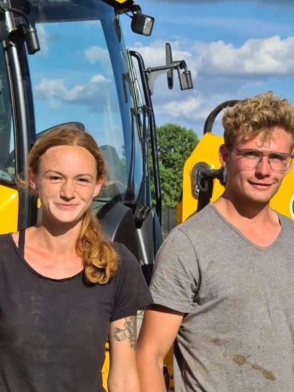 Frieda Größel und Tobias Dittmann vor einem gelben Radlader.